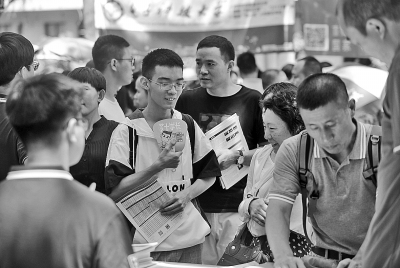 高校招生咨詢熱潮涌，中高考志愿填報咨詢成焦點